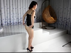 攝影師不停的遊說下 國模安雅讓雙腿間的木耳出來見客 5