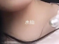 高颜值美女主播为了吸粉直播公路拦车勾引司机操她,司机怕是仙人跳不敢操,美女说：只想让你干,我不讹你钱,我给你钱