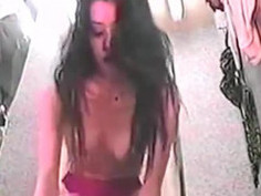 【線上看影片】更衣室偷拍 美女太正點了 身材超棒 好想操她！