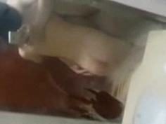 漂亮女友唱到副歌就拉進廁所動ㄘ動 ! 到了飯店續唱安可曲飆高音!