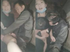 [JAV101精選直播!]變態正妹和兩位阿伯在路邊打野砲! :我都不知道自己經歷了甚麼