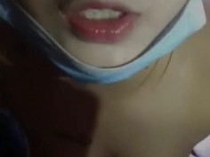 豁的出去的大奶美女主播為了刷禮物在公園廁所外直播啪啪,突然有人路過嚇得趕緊進去,還有會員錄像妹子和他們罵起來了!