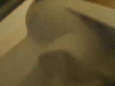 【線上看影片】女廁洞中偷窺氣質美女崛起屁股尿尿很性感！