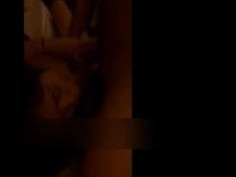 微黄的灯光下女友蛇一般缠绕着陌生男人