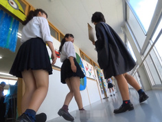 真‧偷拍神人!!不管站著坐著 只要是高中妹內褲顏色都引人遐想 30