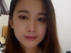 你同學知道你這樣嗎？摸沒幾下騷逼就大淹水！帶毛的三角洲讓人好想頂撞