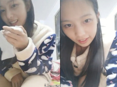 才小小年紀就會用跳蛋 看似清純卻很變態