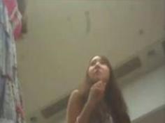 パンチラ盗撮動画！雰囲気可愛い女子大生風女子の際どいパンティーを！ｗ