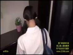 【芦田知子】コスプレ好きな制服JKのアナルを悪戯しザーメン中出しから尻穴に異物挿入しながらぶっかけ調教する変態男達【美少女パイパン動画】