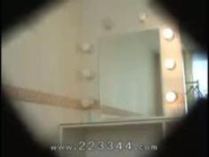 ドレスルームでビキニに切り替える日本の女の子。