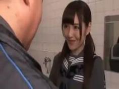 ジジィをパンチラ誘惑して激ピストンされる小悪魔JK！ピタッとオマンコに密着した生温かいパンティーを穿かせたままズボッと挿