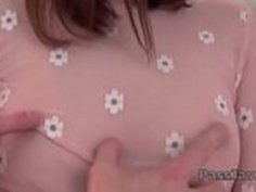 日向ゆりは、彼女の毛深いマフを弄ぶために広がる