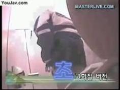 とってもオーソドックな女子トイレの隠し撮り映像