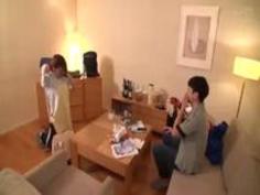 家事代行で派遣された欲求不満な人妻！超ローライズパンツからはみ出るTバックを見せつけ独身男を誘惑！！ 家事代行人妻Bさんの…