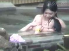 【盗撮】レズカップルから三度笠ギャルまで変わり種女子が入浴してる世にも奇妙な露天風呂風景♪