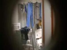 【盗撮動画】一人暮らしの超カワイイ素人JDちゃんが全裸になってブラッシングしてる無防備なところドアの覗き穴から盗撮することに成功したよw