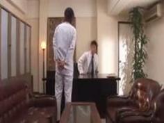 （xvideos）医院長先生に着衣のままハメられちゃう新人ナース！