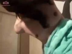 完全なまな板貧乳の美熟女が仰向けのまま全身を触られまくります。真っ黒の剛毛おまんこをイジられて身動きひとつ取らずに微妙に感じています。