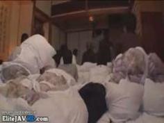 【エロ動画】民宿で麻美ゆまちゃんがファンとエッチ☆な交流会。浴衣を少しずつ脱いでフィニッシュはファンと一体化☆