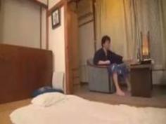 隠し撮り・温泉でエロい身体をした巨乳マッサージ嬢がフェラ抜き