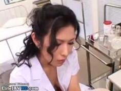 【激エロ乳動画】 居乳ドウガ無料えっちな女医がど派手なしたぎで誘惑！股間をペロペロ舐められながら自分でパイ揉みｗボッキした竿をｗ美味しそうにしゃぶりｗｗｗ