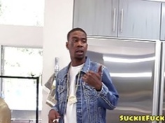 キッチンカウンターでアジアのベイビーが耕した