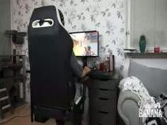 彫りの深い美人お姉さんがゲームに夢中な彼氏のデカチンをしゃぶって興味を引く