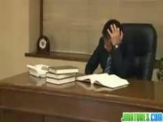 【エロ動画】仕事欲しいだろ！？面接中にワンマン社長の絶倫チンチンをふぇらちおチオする求職中の熟女