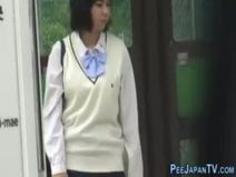 オナニーがしたくて家まで我慢できなくなった女子校生が公園のベンチでヤリ始めた