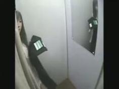 【痴漢動画】腰回りの採寸して貰っているノーパンお姉さんがワザと下半身を露出してすけべまでする悪戯どうが