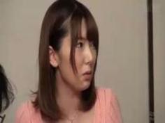 コタツの中でひっそり奥さんのマ○コに触れると糸を引くほど溢れ出す愛液！ご無沙汰過ぎて旦那が隣に居るにも関わらず何度も悶絶…