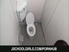 【盗撮動画】学校の女子トイレで盗撮されちゃった一生懸命声を殺しながら超激しい手マンでオナニーする美乳素人優等生JK！w