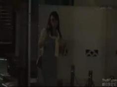 マキシワンピ姿のメガネ巨乳OLが中イキ痙攣