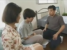 成熟した日本の女性は、若い男の子にそれをする方法を教えて