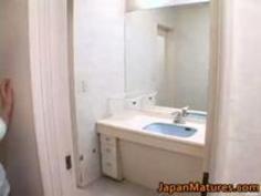 息子の入浴に乱入しエッチなことしちゃう巨乳で美人な熟女ママ佐藤美紀