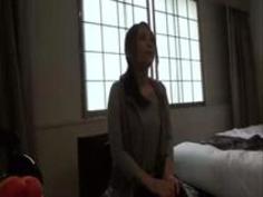 うしろからギュで女心を誘うナンパ師に騙されちゃった素人美女