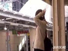 駅のトイレに連れ込まれ告白されたと思ったら無理矢理ハメ倒されるJK