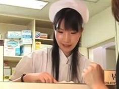 《時間停止》顔舐めペロペロ！無表情で潮吹きさせ同僚にヤリホーするベテランナース！