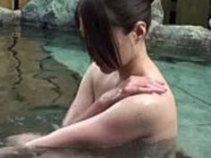 無制限のPOV日本の浴場のフェラチオの字幕付き