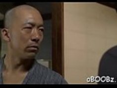 大胸の妻が日本のセックスを興奮させた