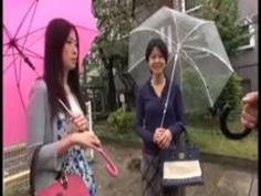 保育園に子供を預け帰宅中のママ�...