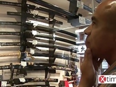 日本の芸者。ブラジルの雄鶏のための彼女の全献身