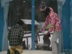 xvideosまとめ: 「ヤダッ・・彼氏・・」彼氏持ちの素人の女の子が男友達とまさかのファック！バックで激ピストンされていると外に彼氏を発見！