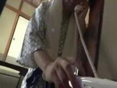 旅館でマッサージを頼んだら人妻