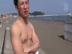 xvideosまとめ: 海で見つけた素人の人妻さんをナンパしてハメ撮り！揺れまくるおっぱいが半端なくセックスレスの熟れた体が火照りっぱなし！
