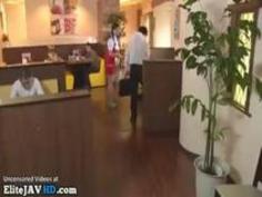 【由愛可奈】飲食店でAVを見ている変態客にエッチなお仕置きをするウエイトレスのお姉さん