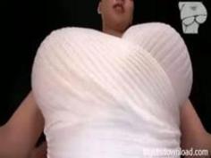 迫力の爆乳をローアングルから！揉みしだかれる爆乳の質感をとくとご覧あれ〜！【宇都宮しをん】