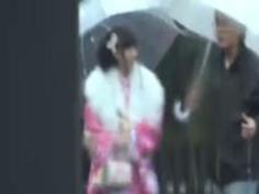 成人式帰りの20歳の女の子恥じらい...