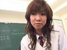 彼女のユニフォームスカートの上に小さなキムを見せてくれる女子高生学校の甘い女の子