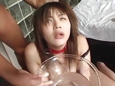 日本の奴隷の飲み物の喘ぎ、足の裏返し＆顔の叩き